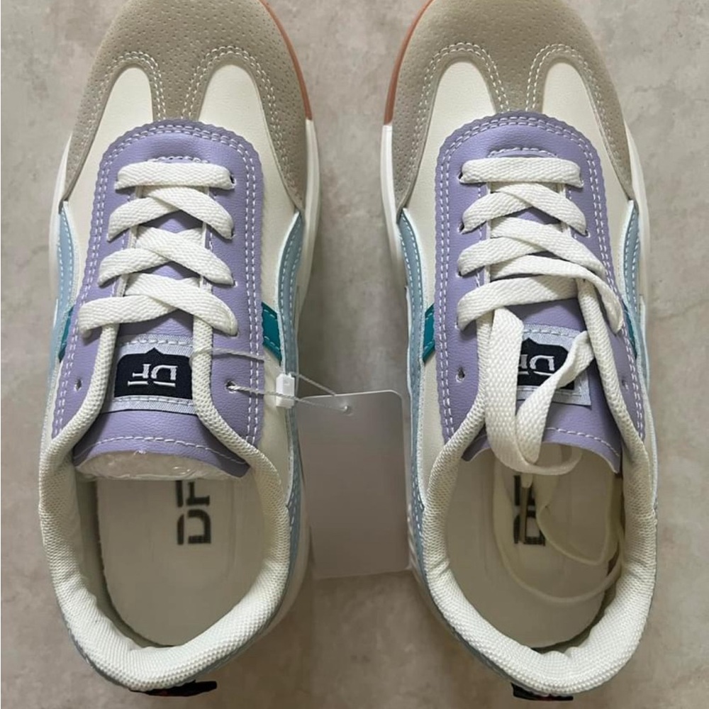 Women’s DeFlorence Sneakers - $20
(Retail for $70)